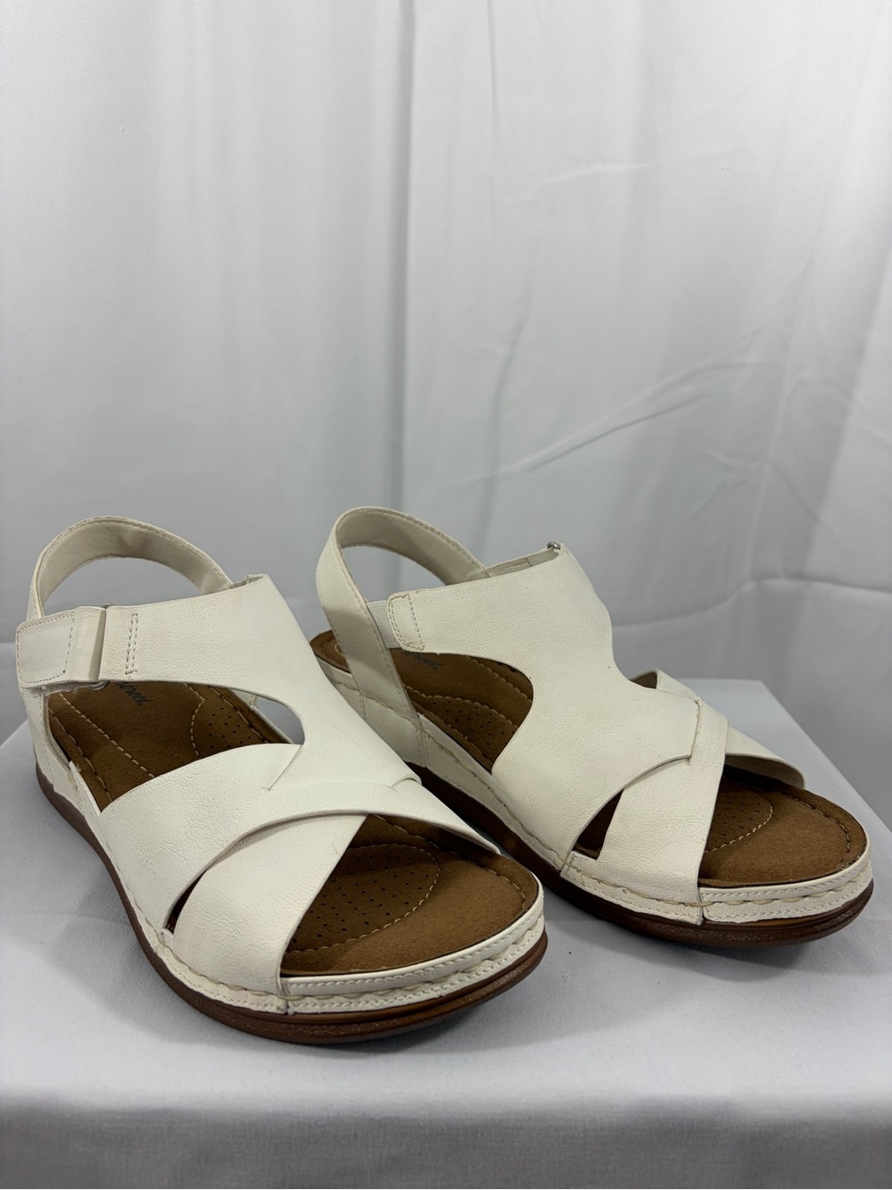 NWT Easy Street Women's Size 9W White Cross-Band Slingback Sandals
